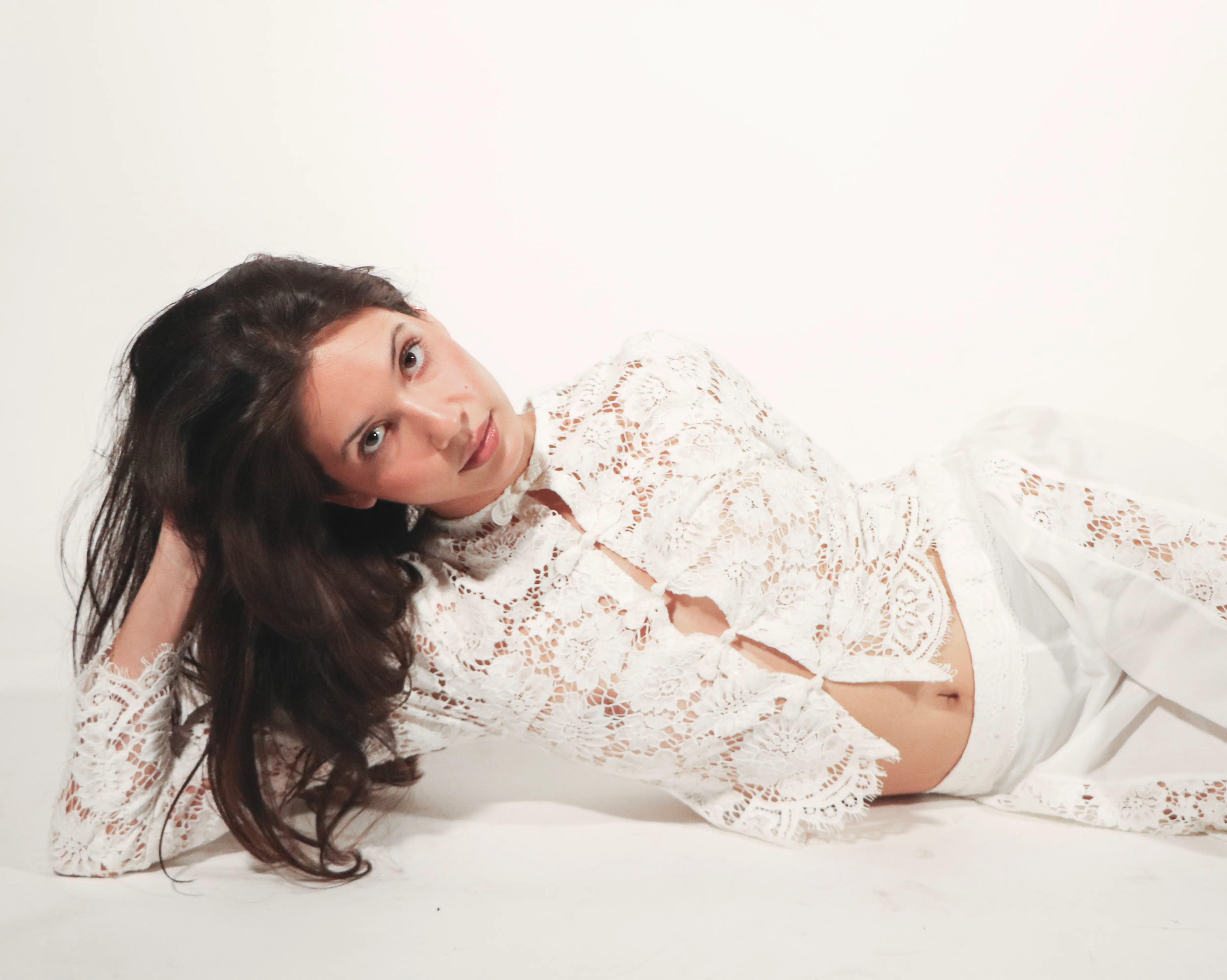 Modelo con conjunto de encaje blanco de la colección Quiet Bloom SS26 de LaiaVazz